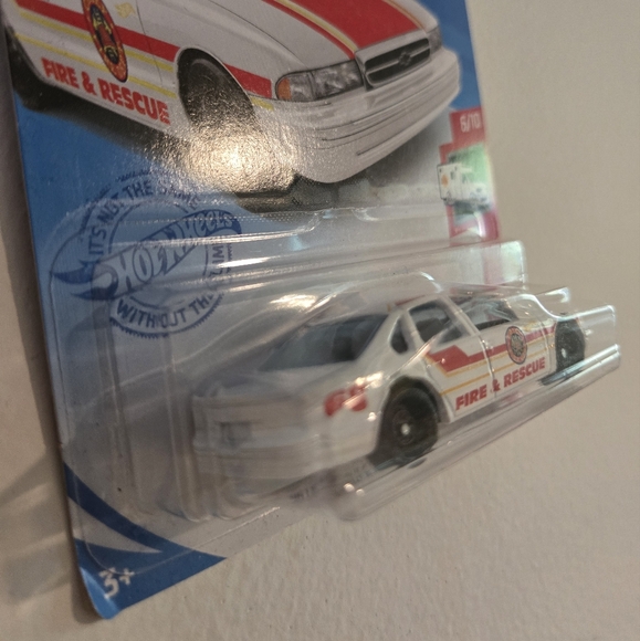 1996 Chevy Impala Fire Rescue Hot Wheels Rescue Series 6/10 Red & White - Picture 4 of 6
